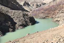 مسدود شدن مسیر رودخانه دروان از توابع کرج در سه ناحیه بر اثر رانش