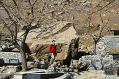 بررسی ریزش بلوک‌های سنگی روستای دروان به همت کارشناسان مرکز پژوهش‌های کاربردی کرج